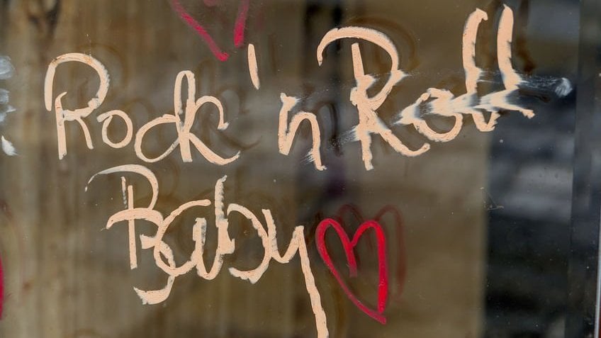 Rock'n Roll baby escrito em vidro