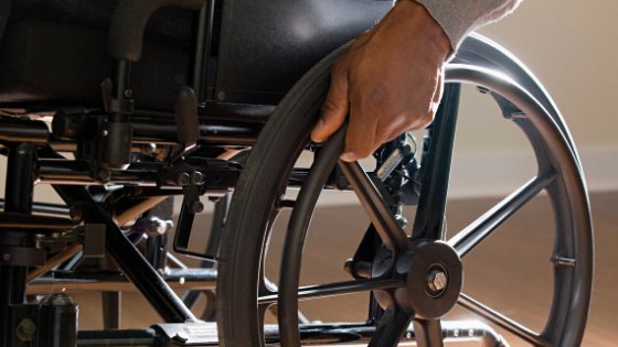 Deficiente físico andando de cadeira de rodas