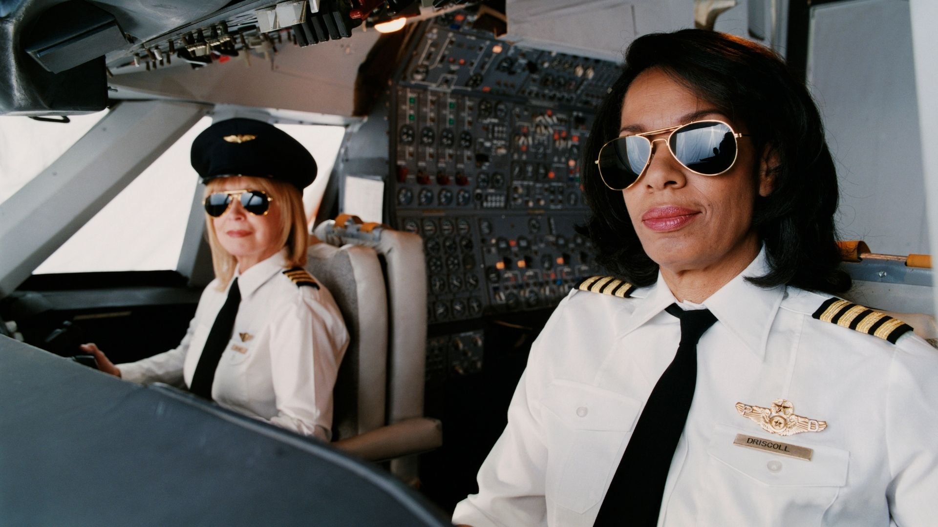 Duas aviadoras sorrindo na cabine