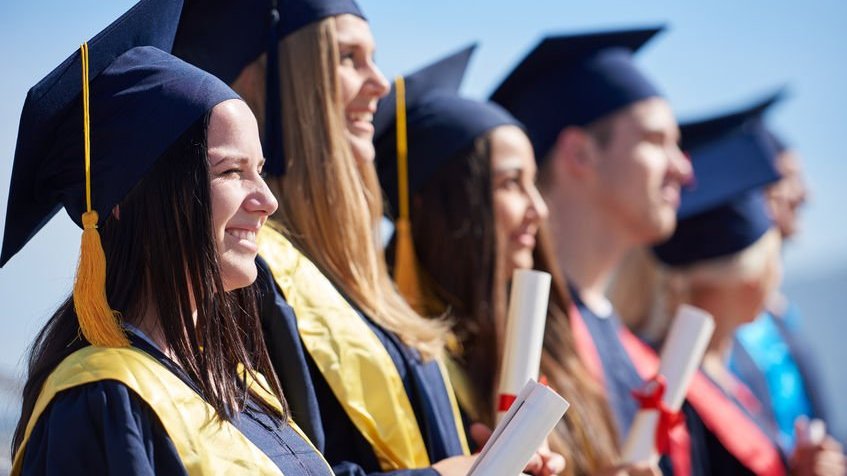 grupo de jovens graduados  no dia da formatura