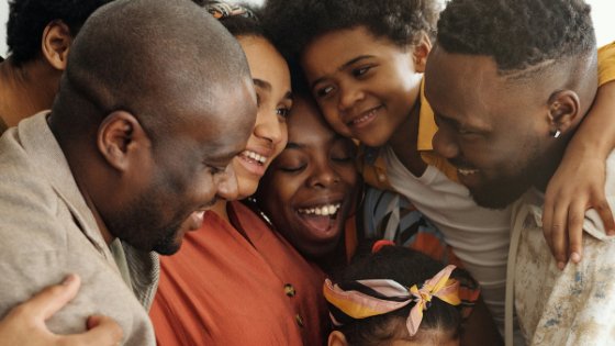 Família reunida em um abraço