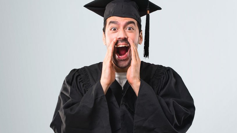 Homem com a boca aberta e roupa de formatura