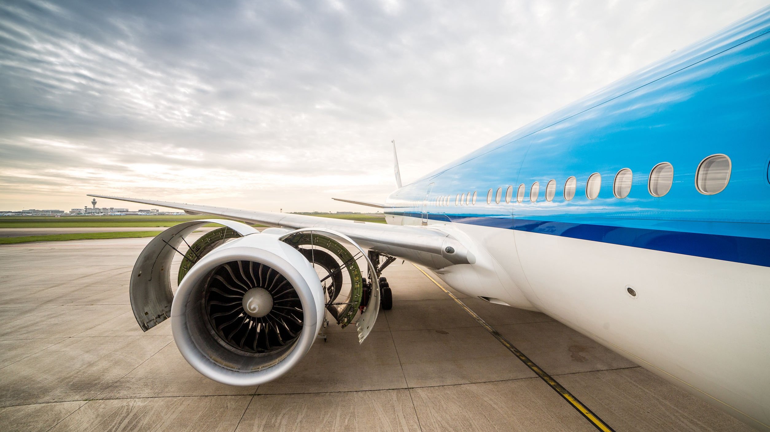 Avião na pista em movimento