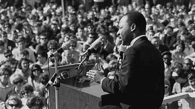 Martin Luther King Junior discursando para multidão