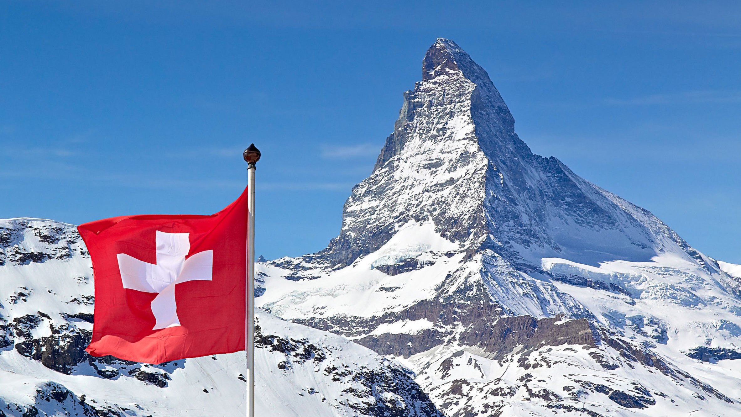 Matterhorn com Bandeira da Suíça