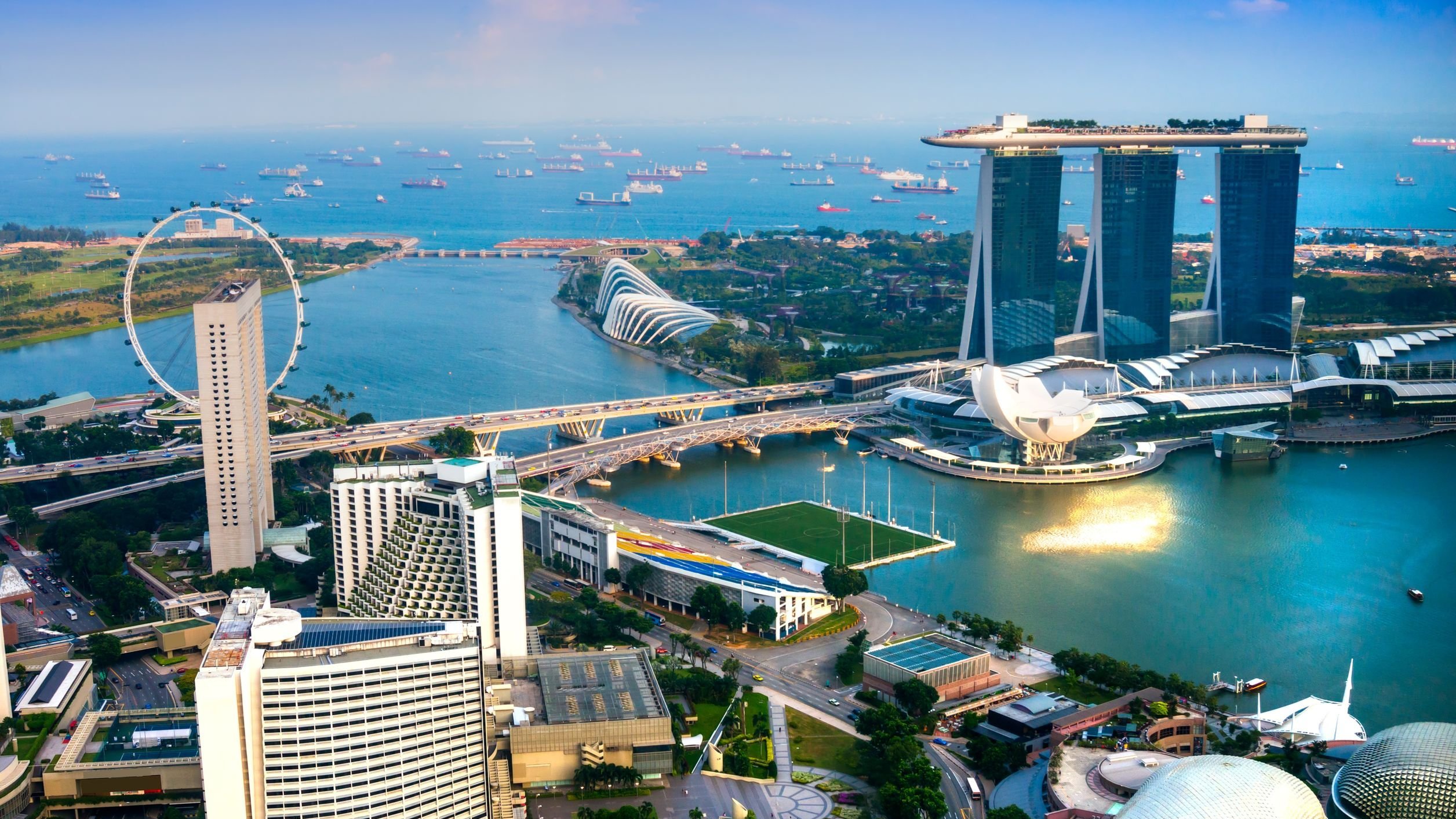 Vista panorâmica da cidade de Singapura ao pôr do sol.