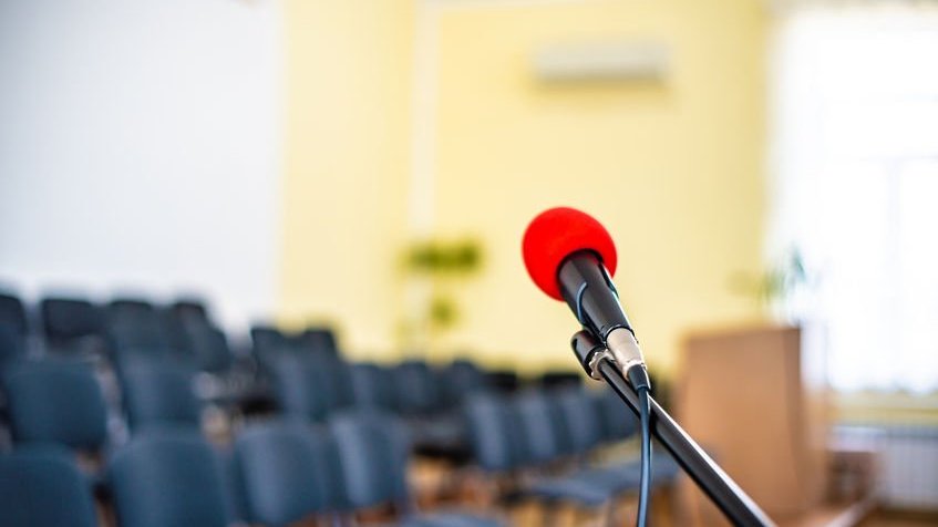 Microfone em palco de auditório para formatura