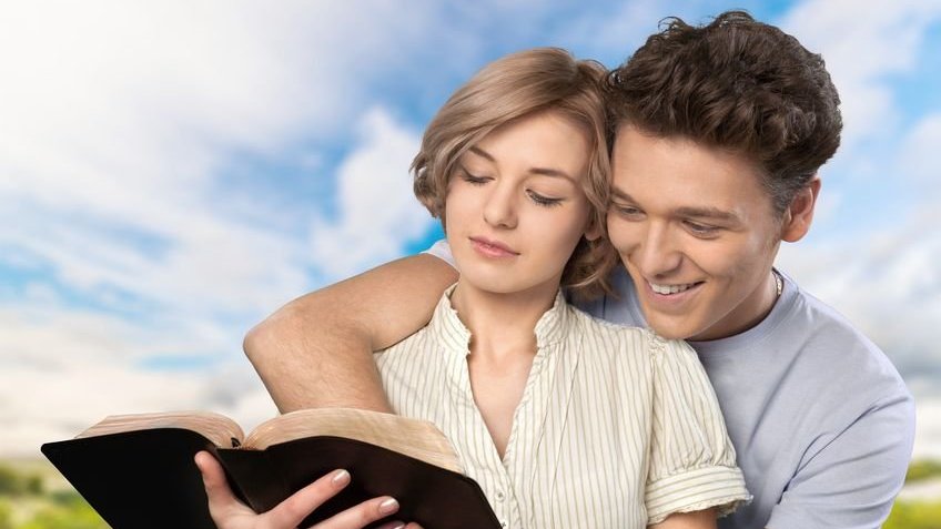 Casal lendo a bíblia
