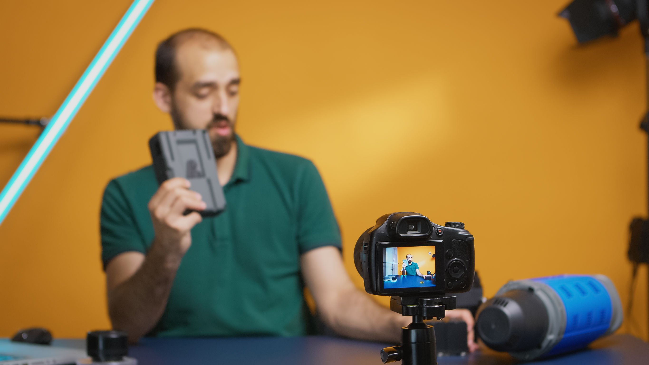dragoscondrea/123RF Videografista montando cenário de vídeo