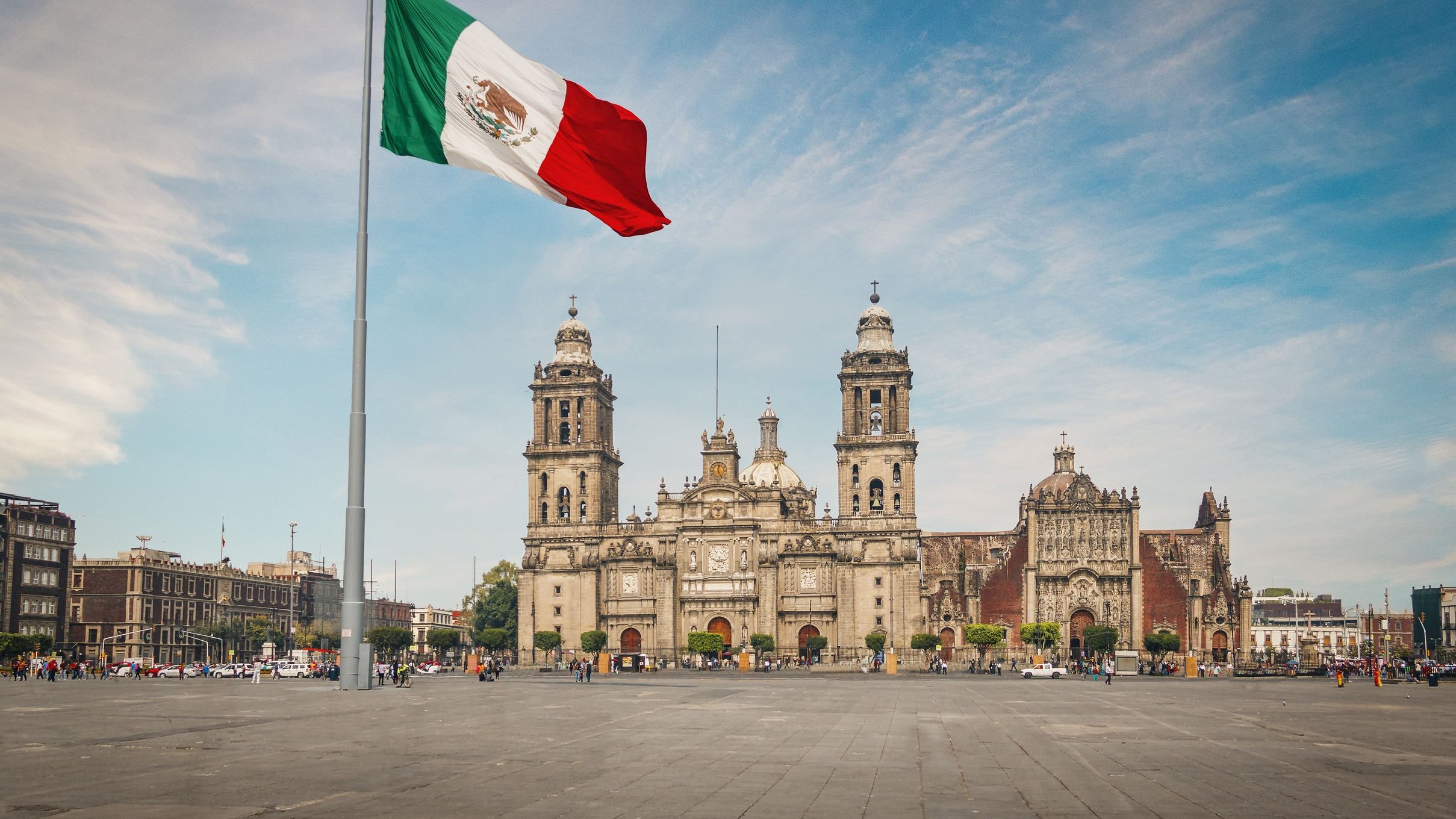 Cidade e bandeira do México ao fundo.