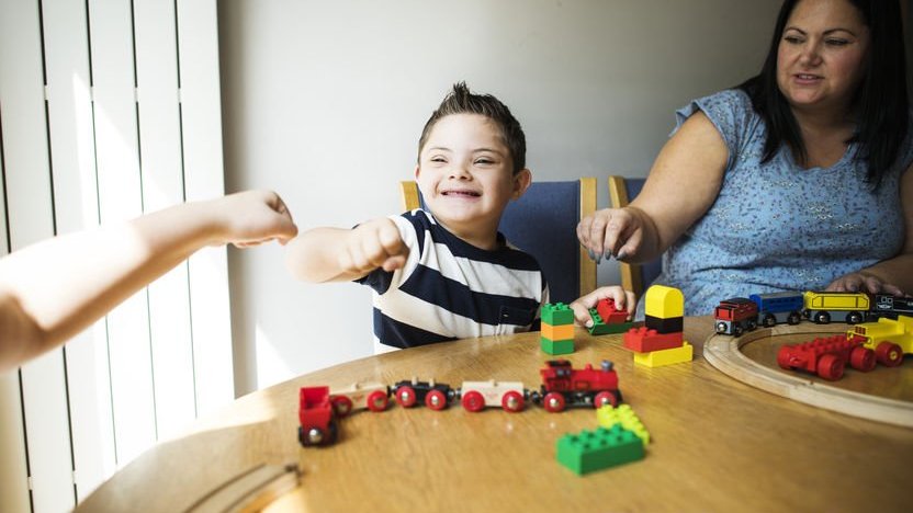 Criança com deficiência sorrindo