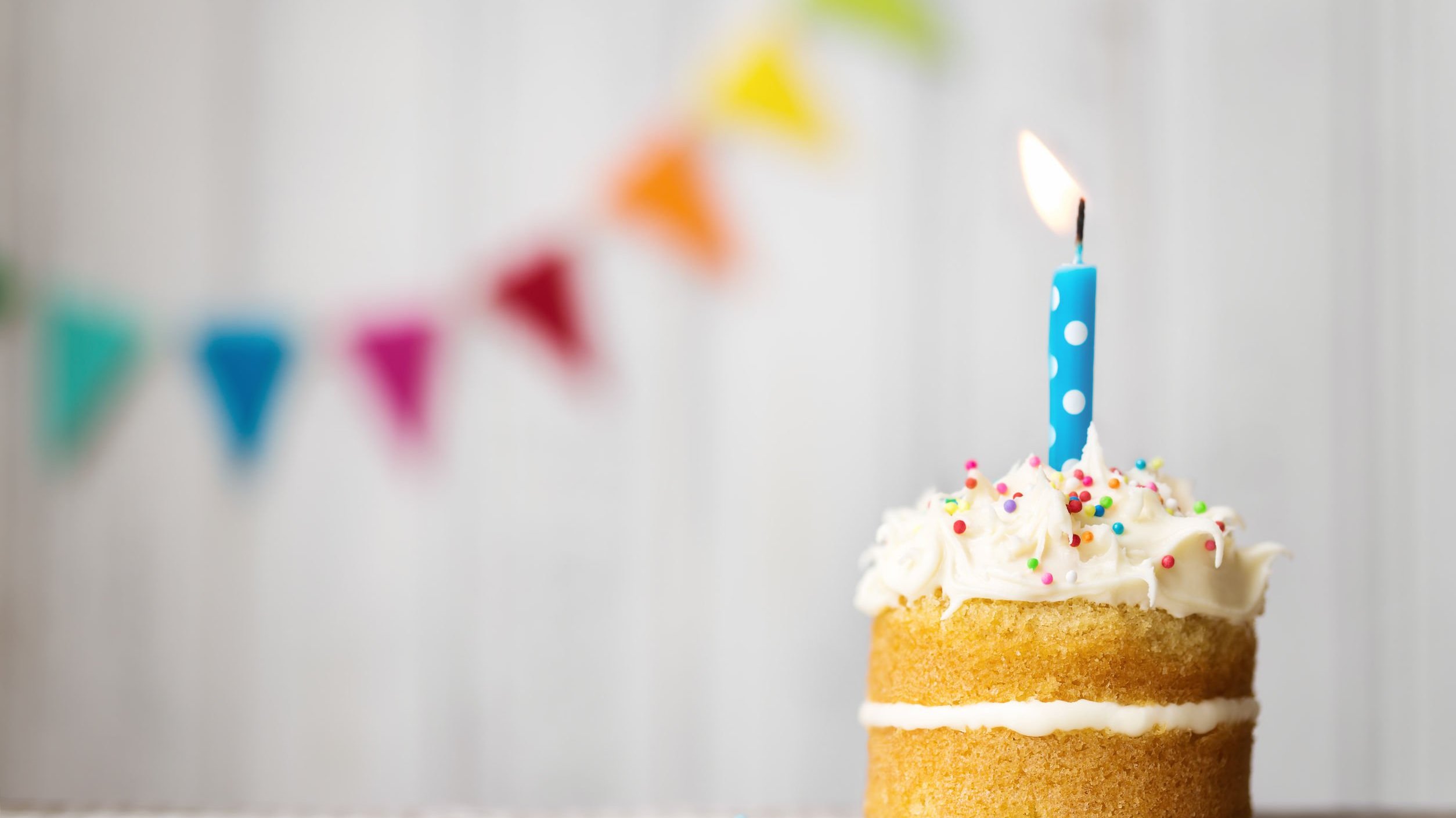 Bolo de aniversário com vela acesa