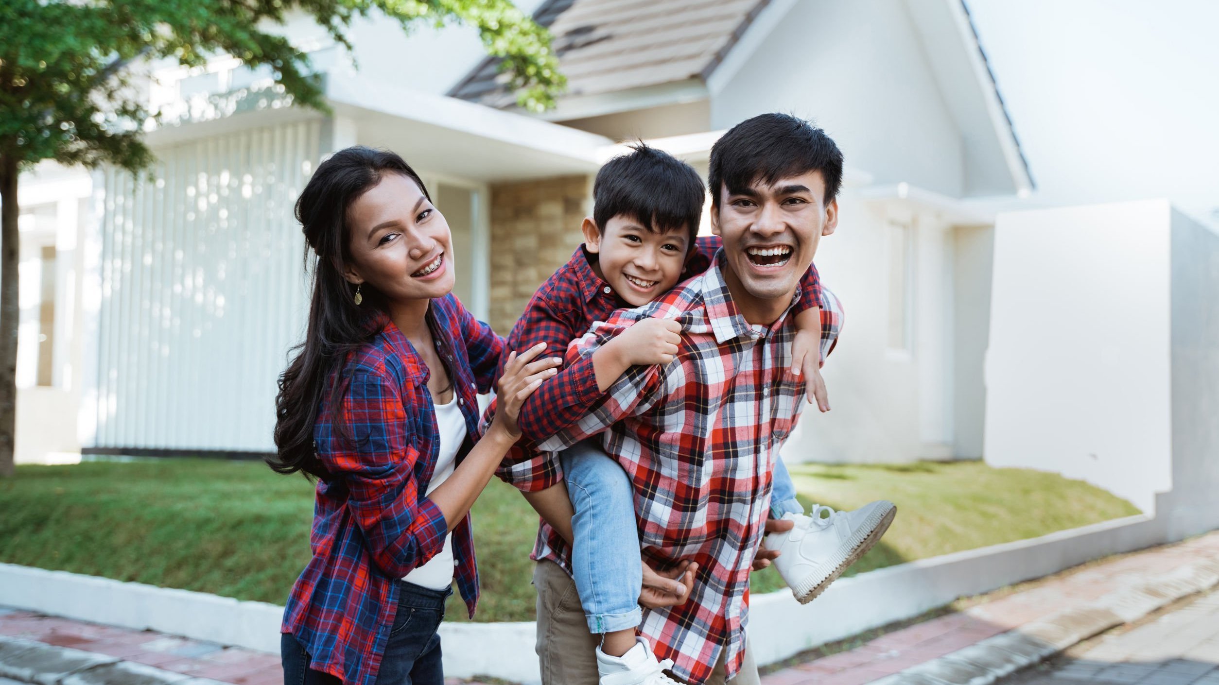 Família reunida e sorrindo.