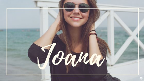 Mulher passando as mãos no cabelo e sorrindo, com o nome Joana escrito em branco