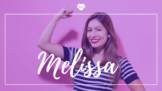 Mulher com braço erguido sorrindo com o nome Melissa escrito em branco