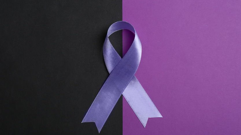 123rf / Olga Yastremska Laço simbolizando o Novembro Roxo
