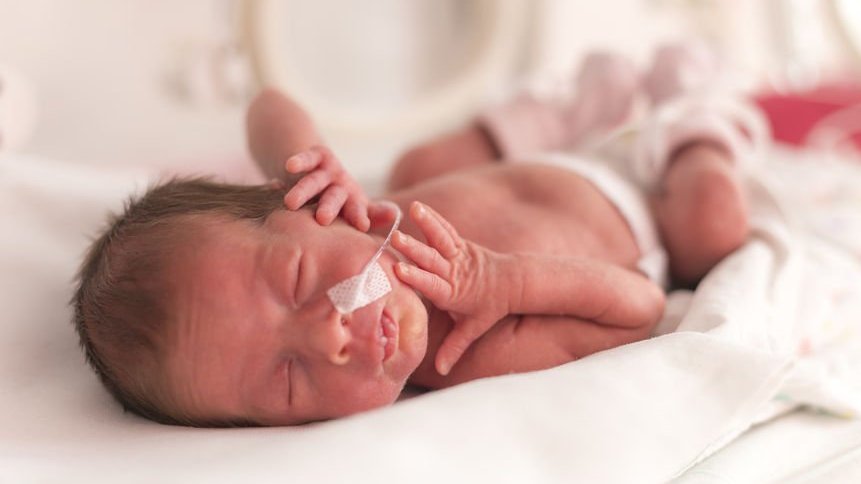 Bebê prematuro em encubadora