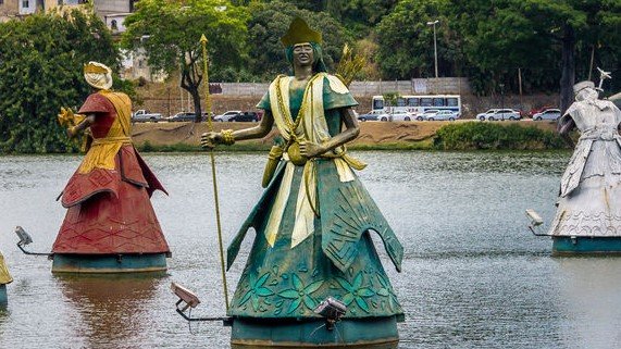 Estátua de Oxóssi suspensa em um lago