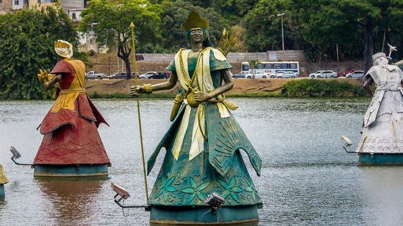 Diego Grandi / 123rf Estátua de Oxóssi suspensa em um lago