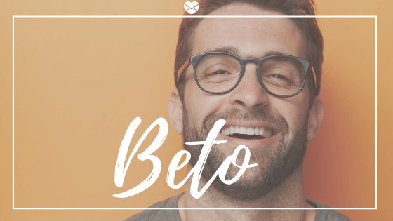 Homem de óculos sorrindo com o nome Beto escrito e o logo do Mensagens Com Amor no fundo laranja