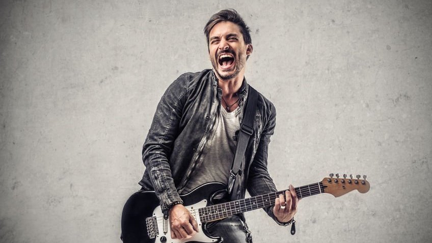 123rf / bowie15 Homem tocando guitarra