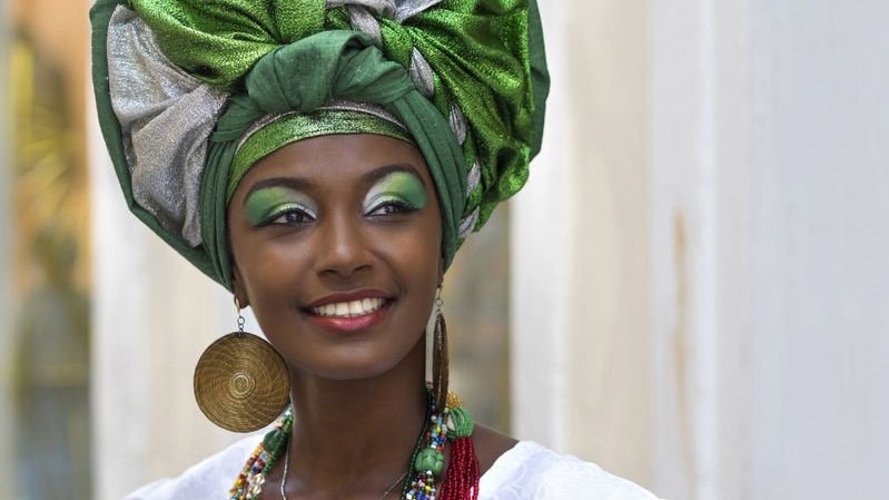 Mulher brasileira vestida com traje tradicional baiana