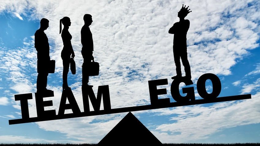 De uma lado da balança três pessoas que pesa menos do que a palavra ego.
