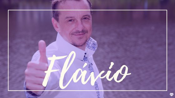 Homem sorrindo fazendo joia, com o nome Flávio escrito em branco