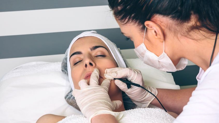 davidpereirasvillagrá / 123RF Mulher recebendo tratamento pela esteticista