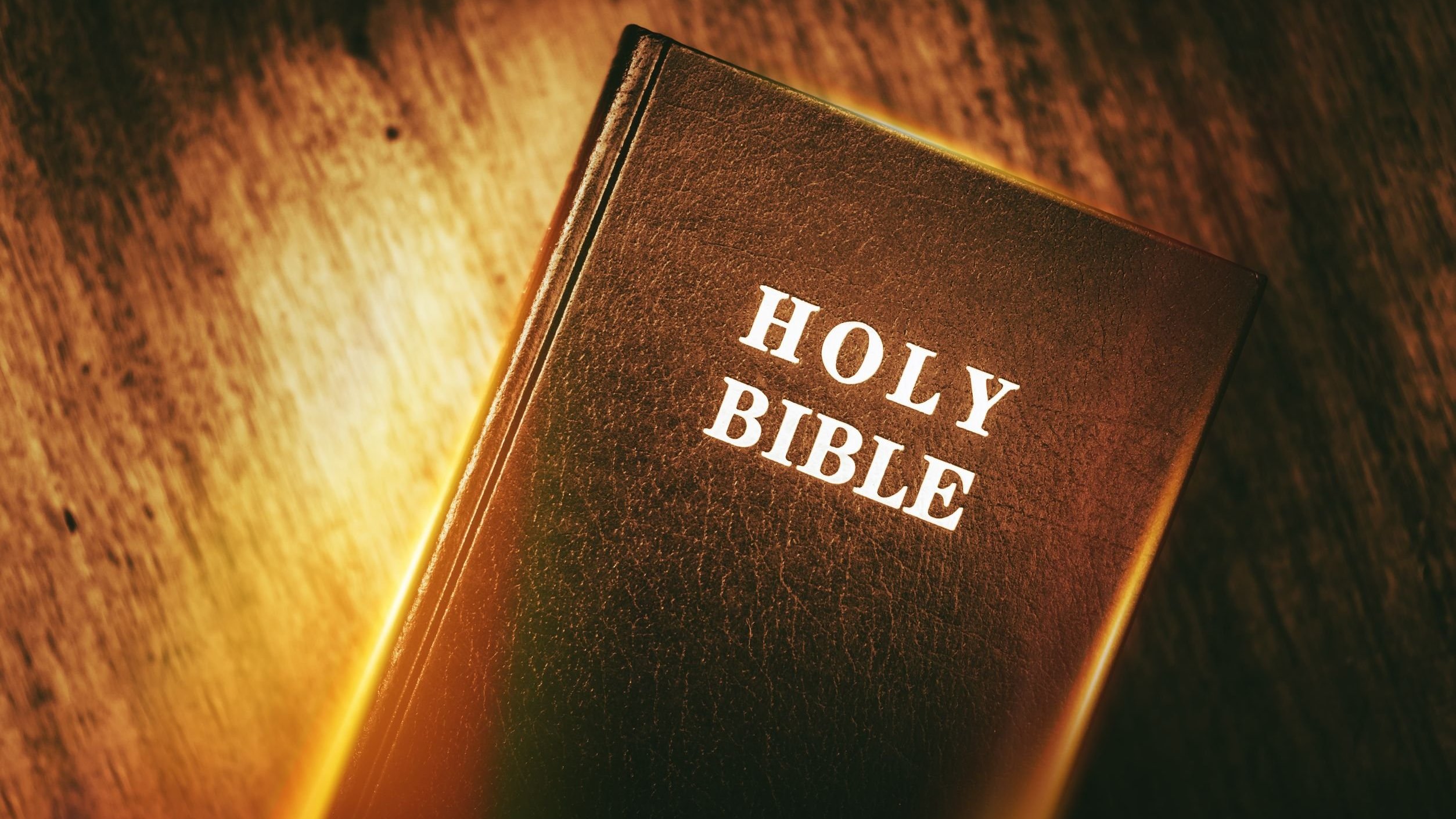 Bíblia sobre mesa de madeira