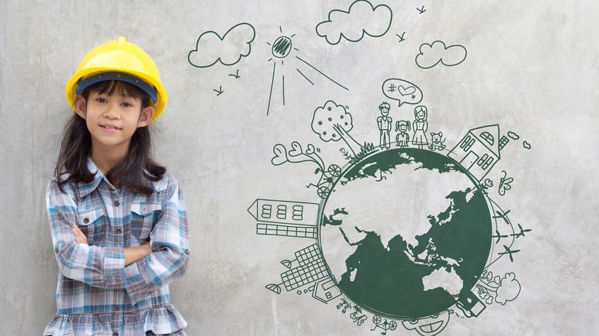 Criança com chapéu de engenheiro e desenho do planeta Terra