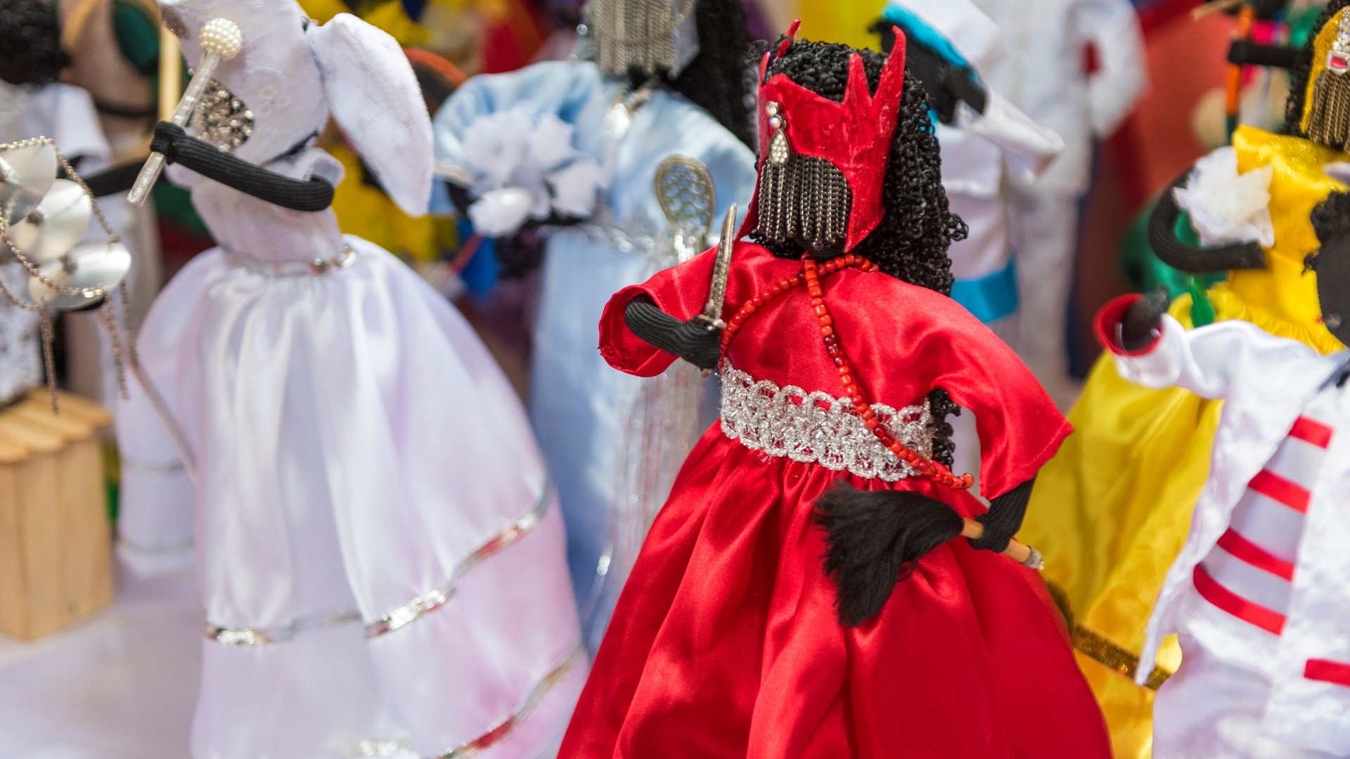 Bonecos das divindades do candomblé e da umbanda