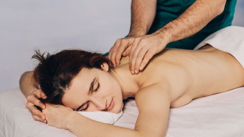 Mulher recebendo massagem relaxante