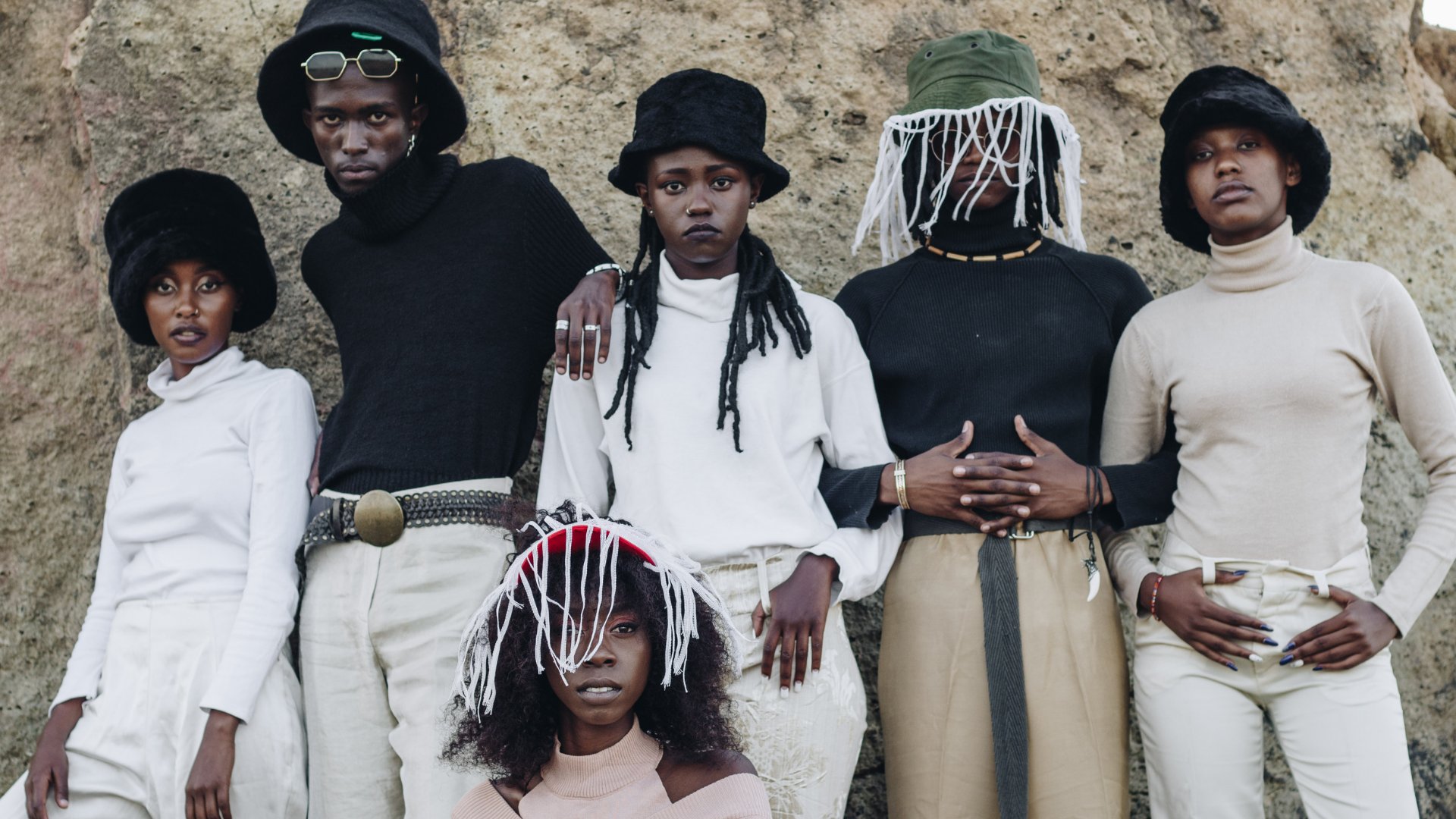 Grupo de modelos negros posando para foto