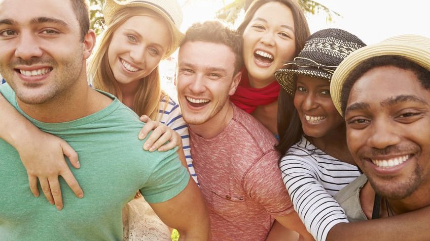 Grupo de amigos se divertindo no parque