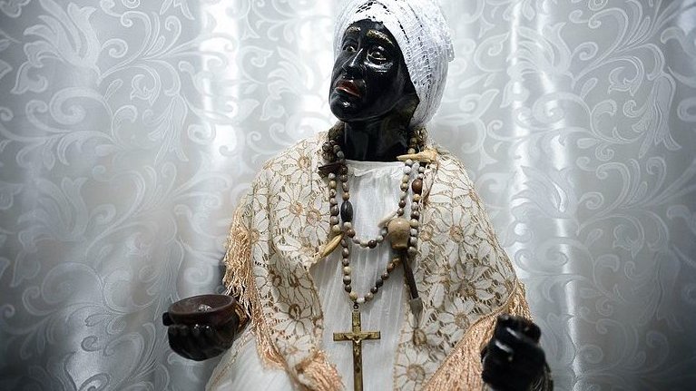 agênciabrasilfotografias / Wikimidia Commons imagem representando umbanda com terço no pescoço