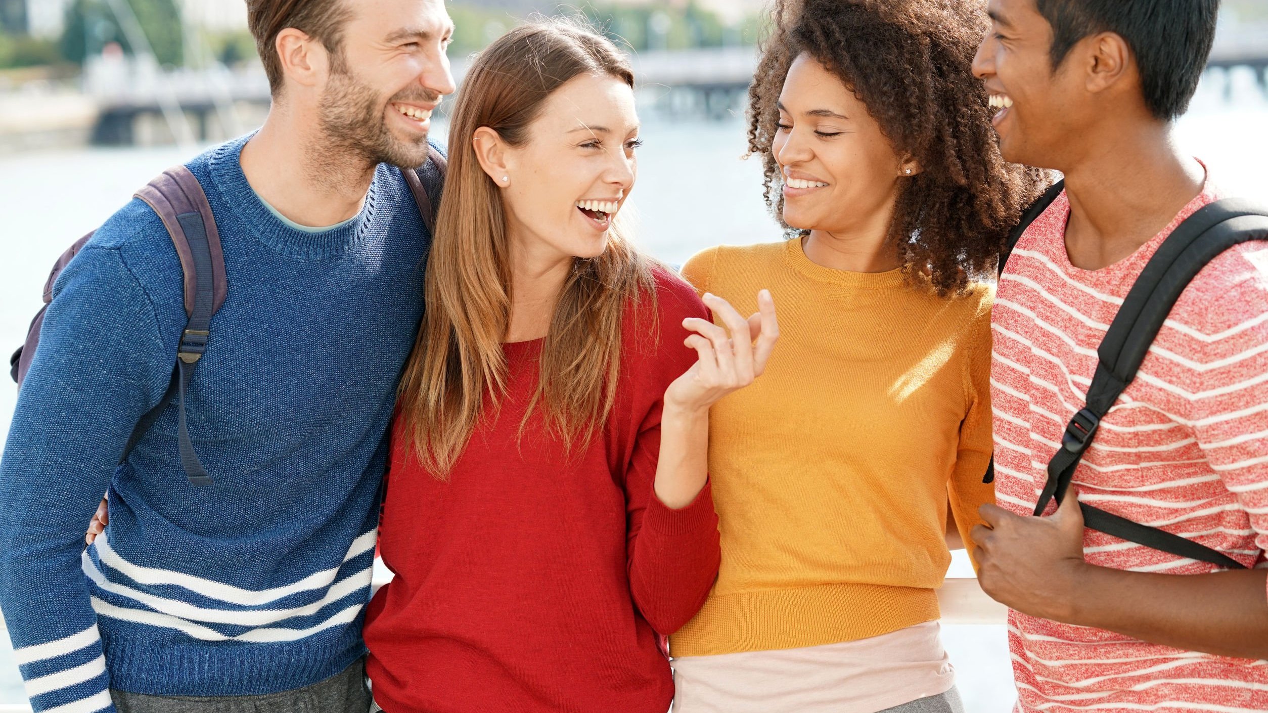 Grupo de amigos sorrindo, conversando.