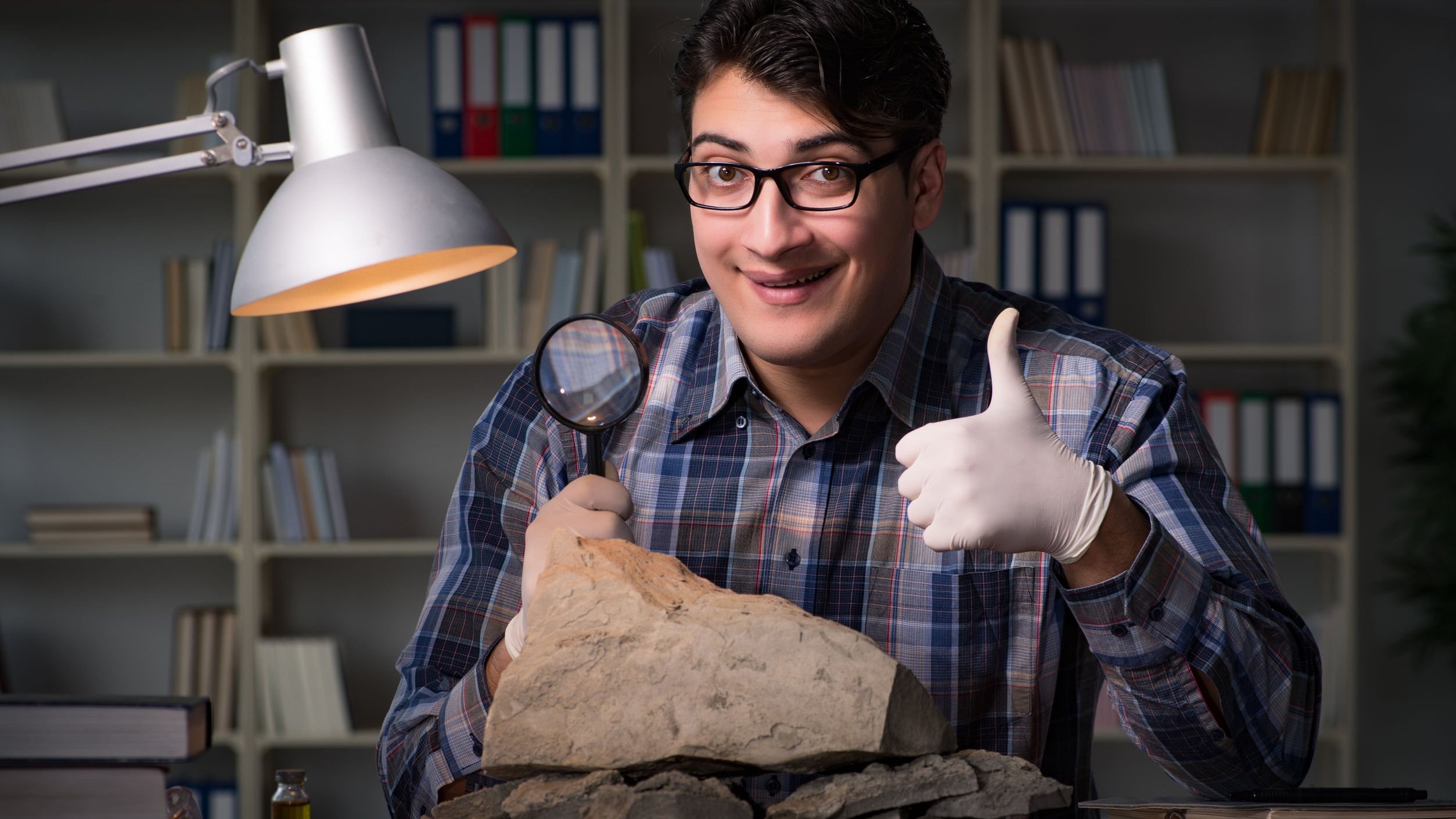 Estudante de arqueologia trabalhando com pedra