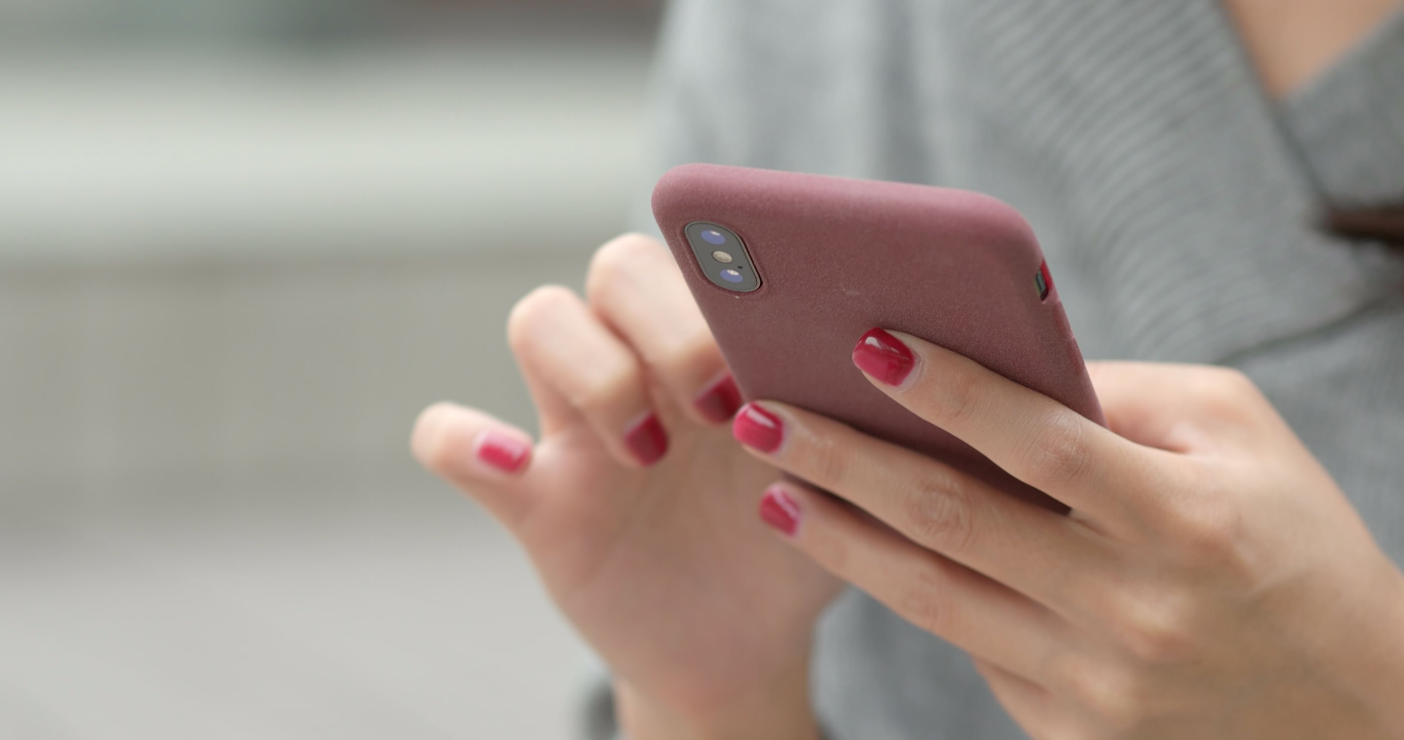 Mulher digitando em telefone móvel