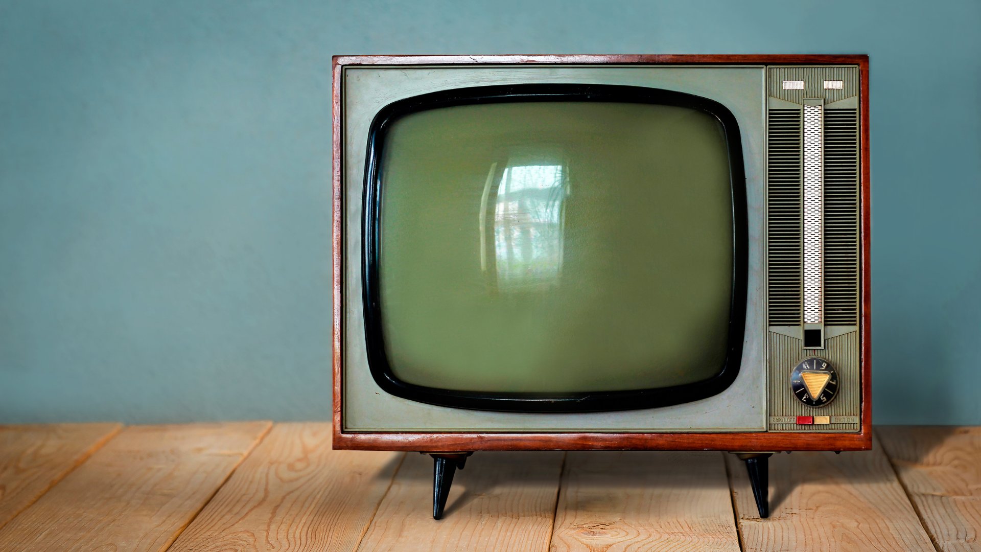 Foto de televisão antiga no fundo azul