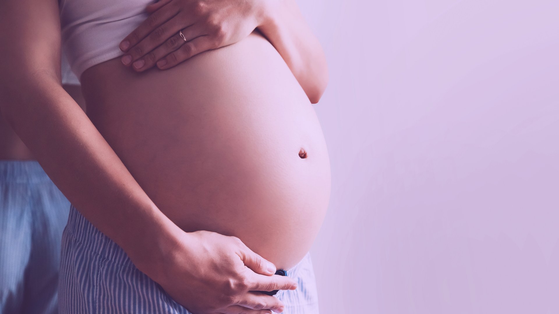 Mulher grávida passando a mão na barriga