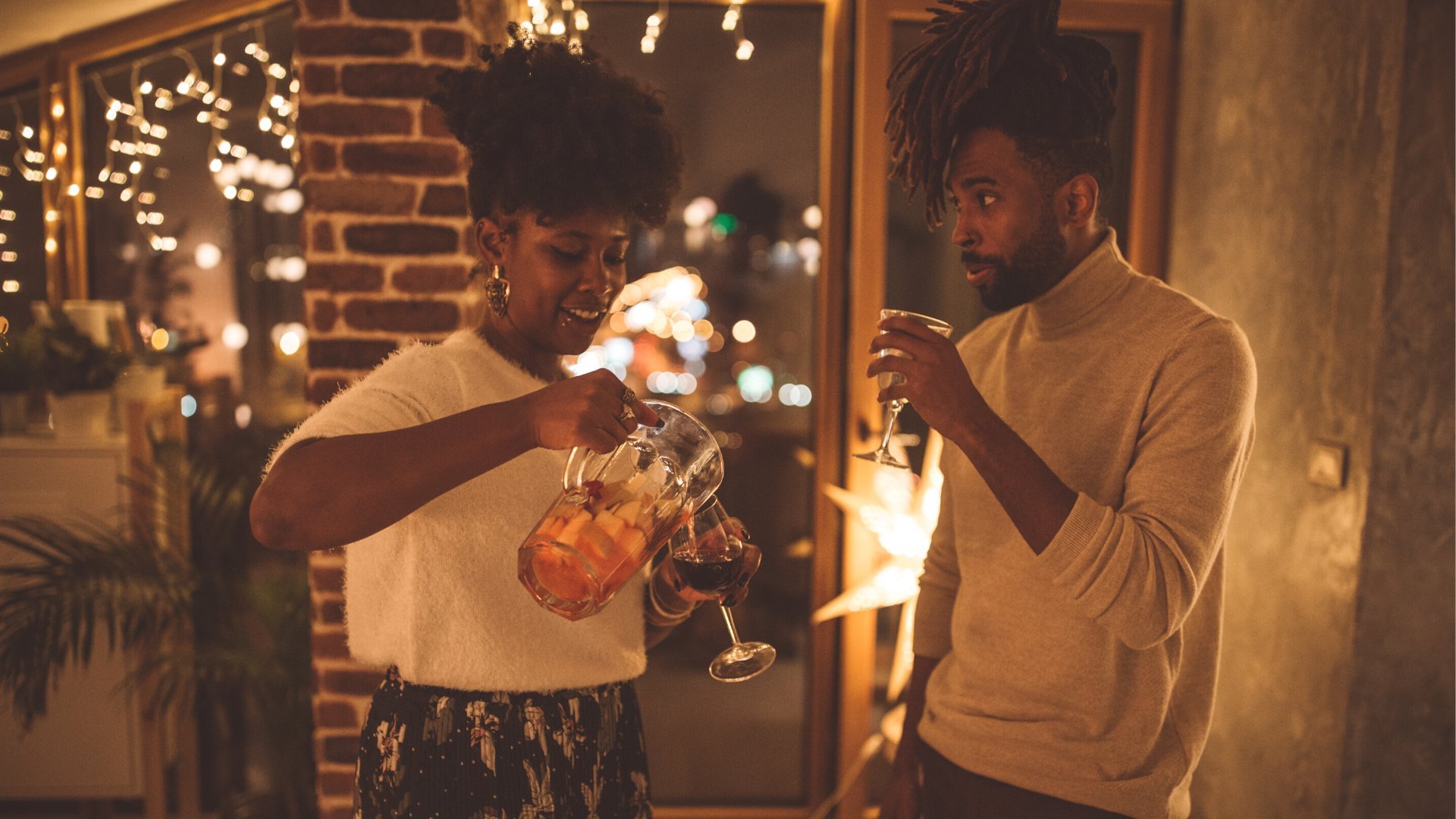 Svetikd / Canva Casal comemorando o ano novo em casa tomando vinho