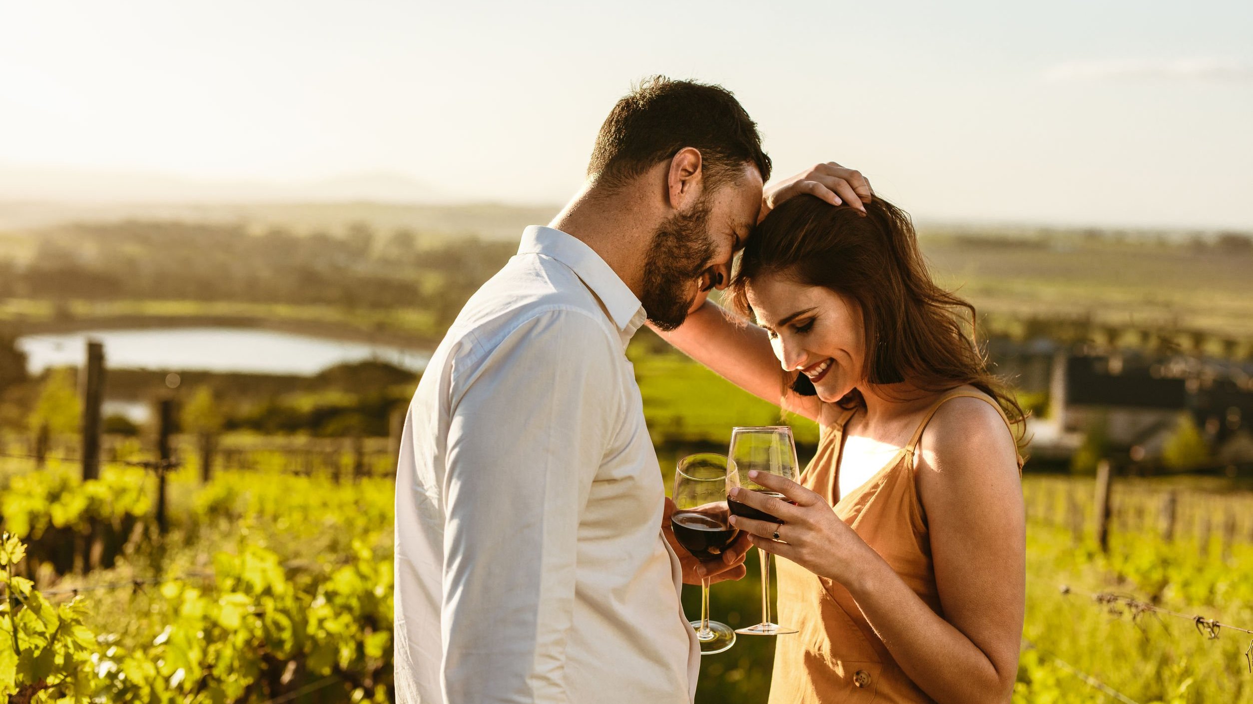 Casal de namorados sorrindo.