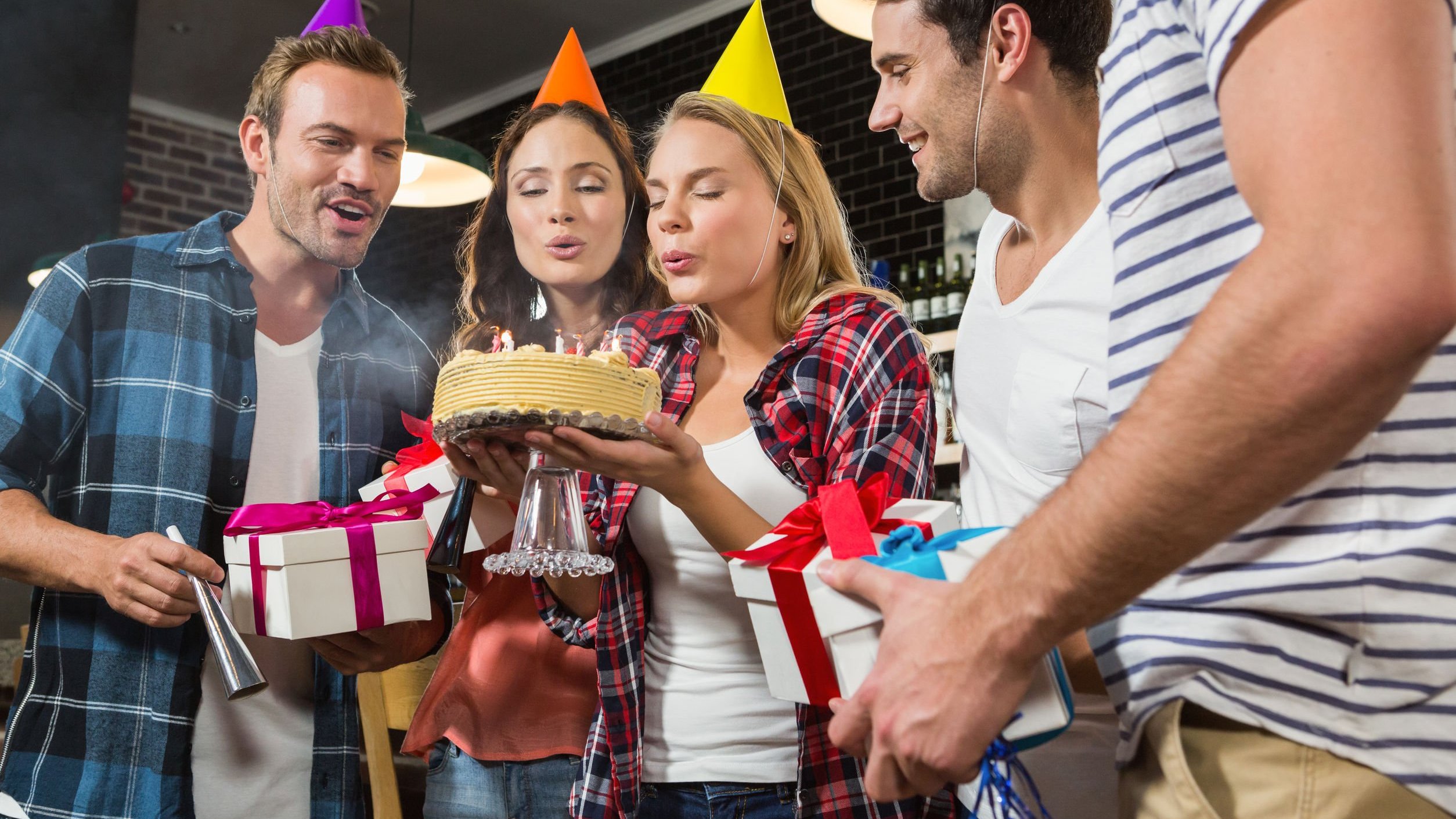 Grupo de amigos comemorando aniversário.