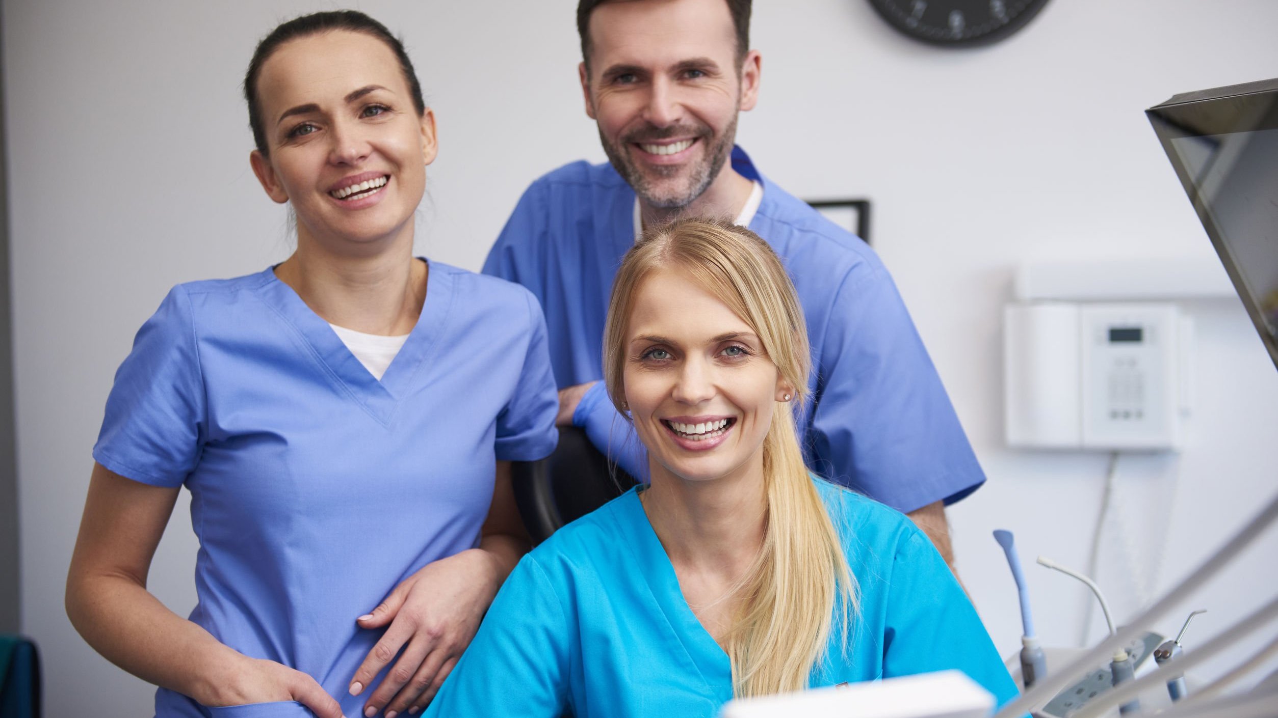 Foto de dentistas sorrindo em consultório