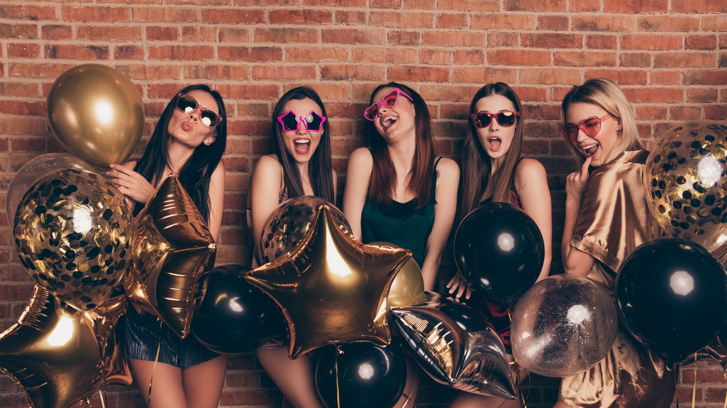 Meninas posando para foto em festa.