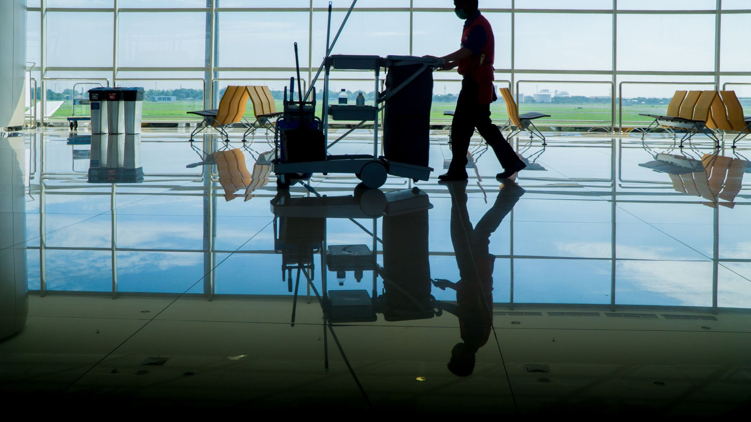 Zelador caminhando em aeroporto