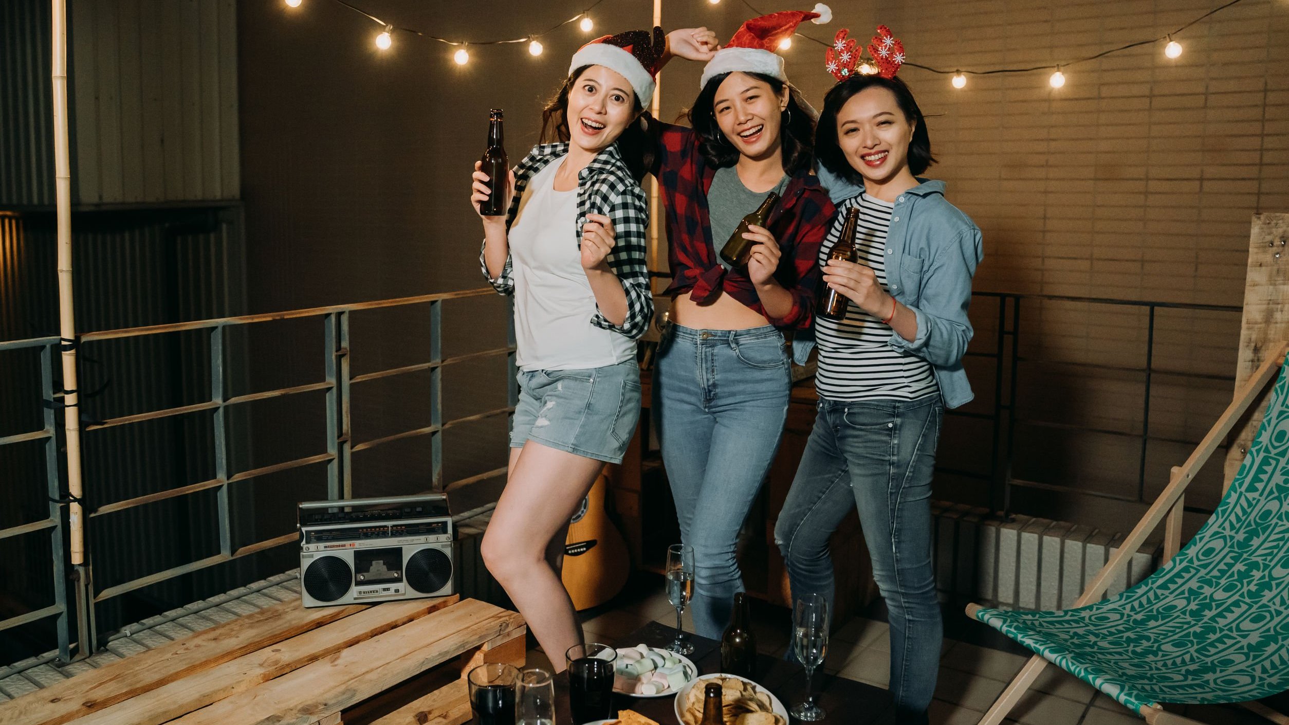 Mulheres posando para foto em festa.