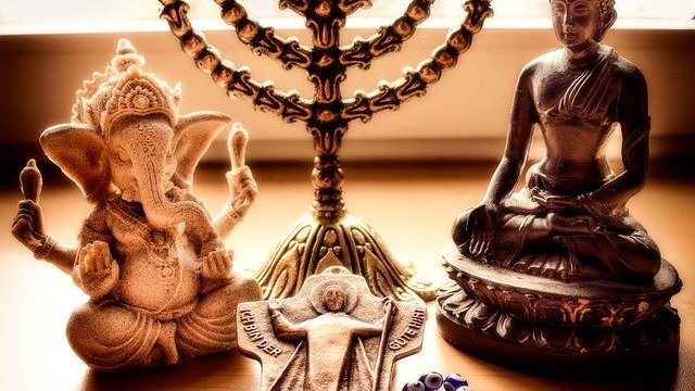 Estátua de Ganesha, Buda e candelabro