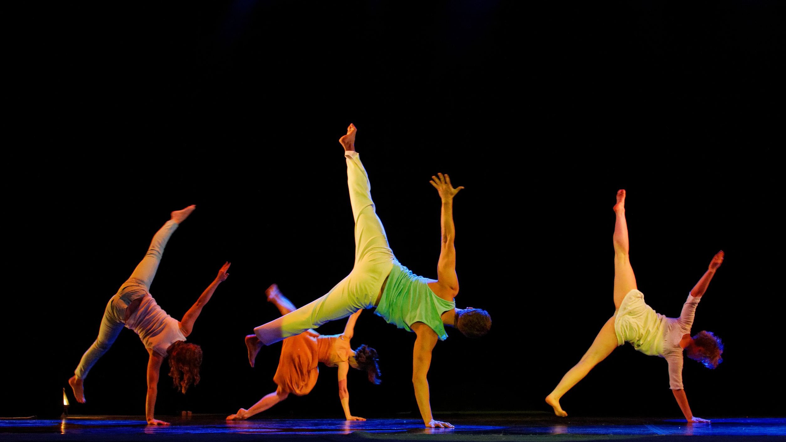 Pessoas fazendo coreografia.